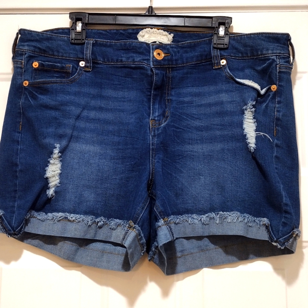 A Beautiful Soul Mid Rise Med Wash Size 18 Distressed Denim Shorts